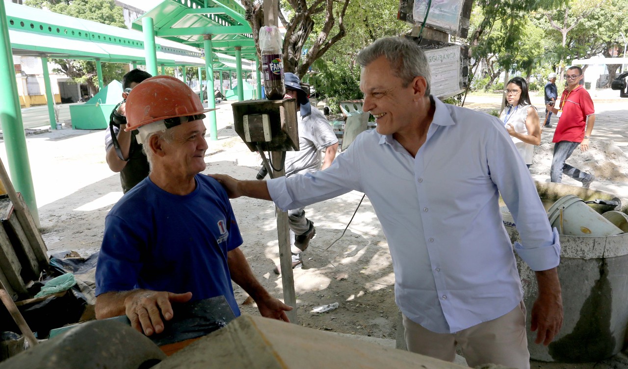 prefeito cumprimenta um operário na obra da praça coração de jesus